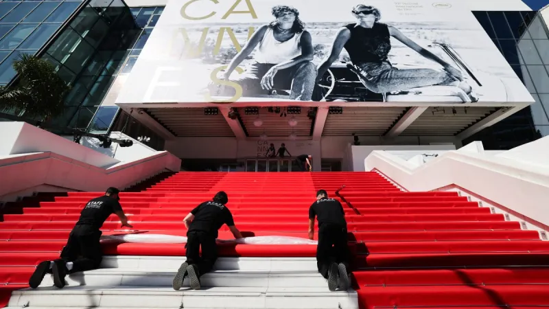 Pokládání červeného koberce na schodech festivalového paláce v Cannes (12. května 2026)