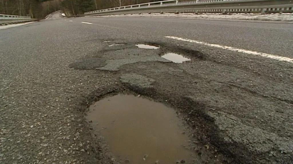 Silničáři na Vysočině nemají peníze na kompletní opravu