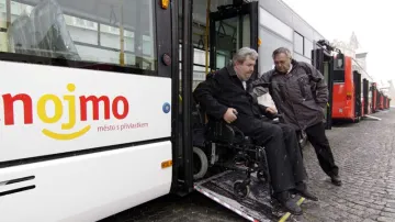 Vystupující vozíčkář