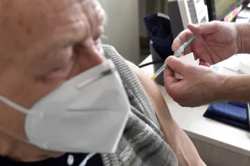 Do ordinací praktiků by měly dorazit první vakcíny společnosti Moderna. Bude jich ale méně, než lékaři očekávali