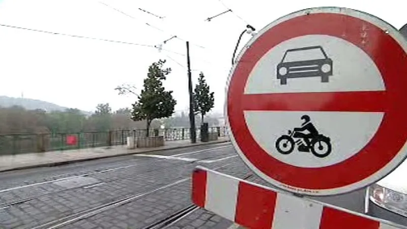 V rámci dne bez aut uzavřeli policisté pražské Smetanovo nábřeží.