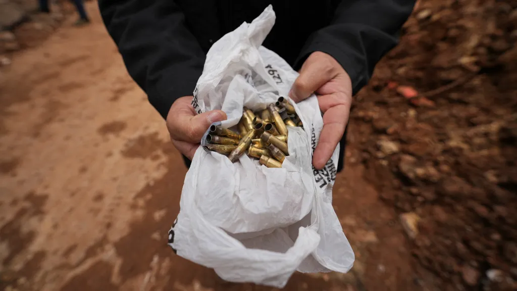 Nábojnice nalezené po střetu izraelských vojáků s ozbrojenci Hizballáhu u vesnice Nabí Šít v Libanonu