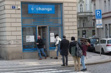 Počet stížností na směnárny loni klesl o polovinu