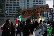 Protesty v Los Angeles pokračují, platí noční zákaz vycházení