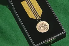 Medaile dostanou až za rok, ale váží si jich. Nositelé vyznamenání je berou i jako cenu pro své spolupracovníky