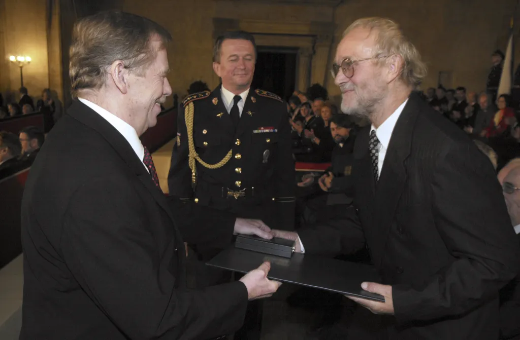 Prezident Václav Havel předal 28. října 2002 na Pražském hradě Koudelkovi Medaili Za zásluhy