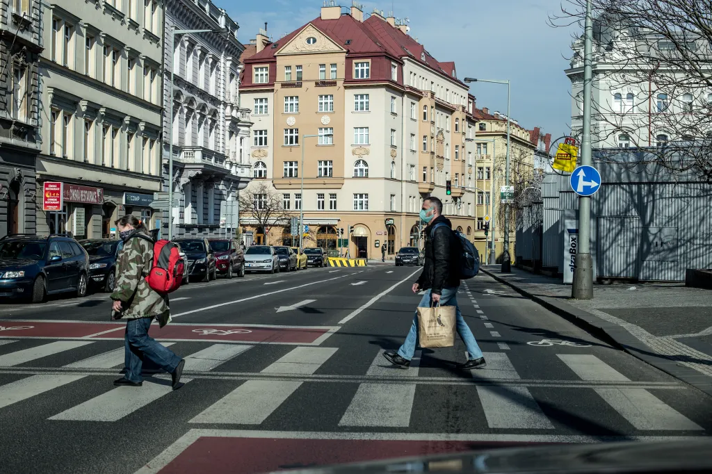 Povinnost nosit roušku na veřejnosti vešla v platnost 19. března nařízením vlády