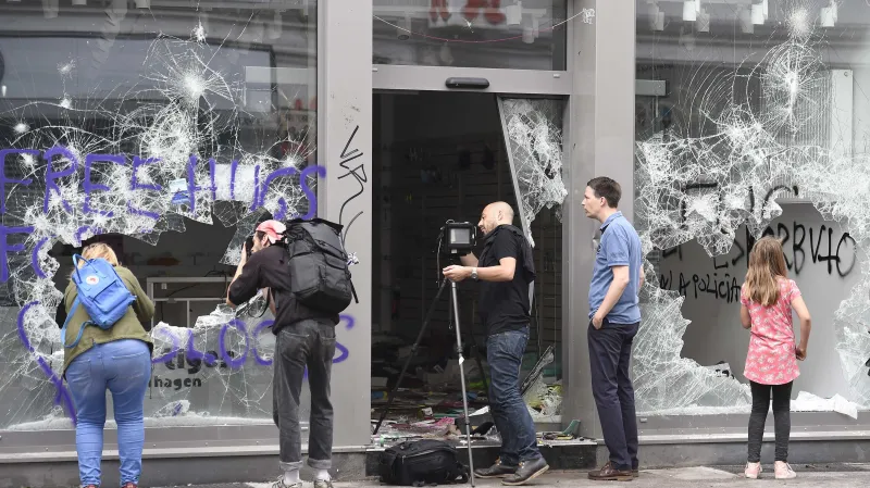Obchod poškozený při demonstracích v Hamburku