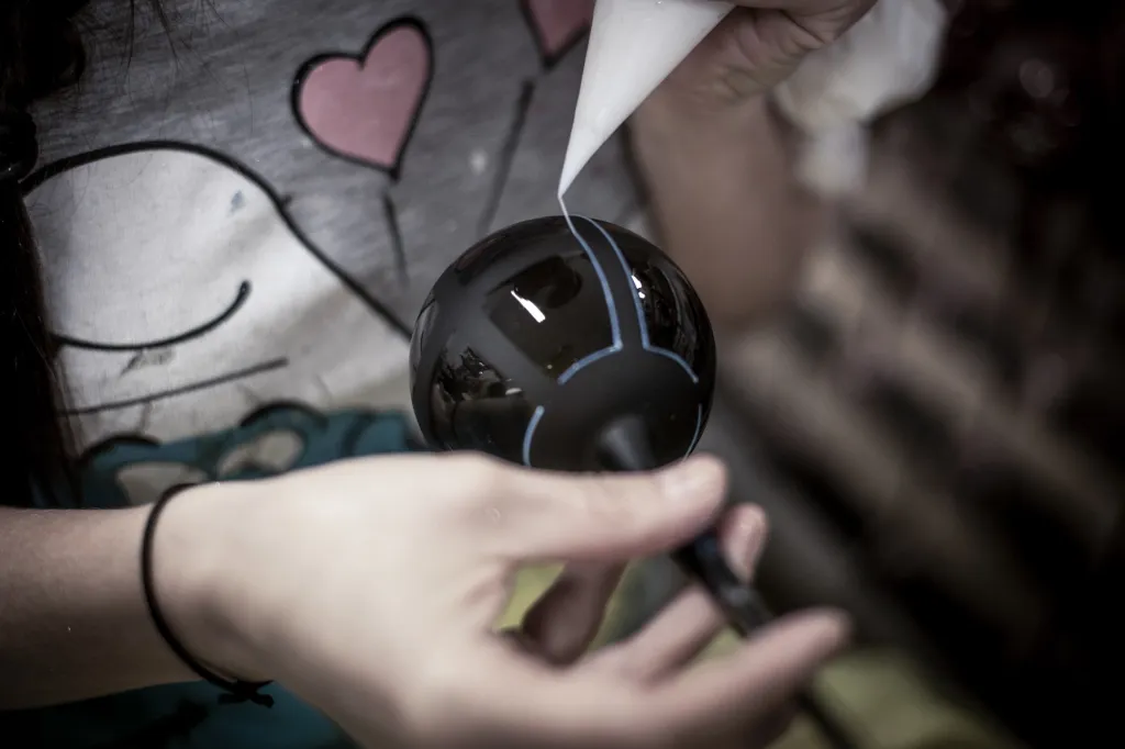 Jednou z nejběžnějších metod zdobení je nanášení lepidla na ozdobu. Používají se kamínky, plyš, třpytky, umělý sníh a jiné dekorační materiály