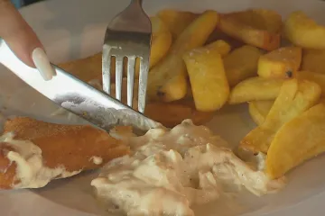 Češi si připlatí za jídlo v restauraci. Smažák stojí i 215 korun