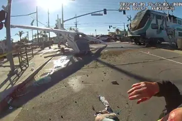 Policisté v Los Angeles vytáhli pilota z letadla těsně před nárazem vlaku
