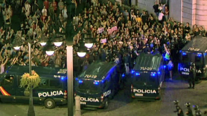 Španělská policie a demonstranti na náměstí Puerta del Sol