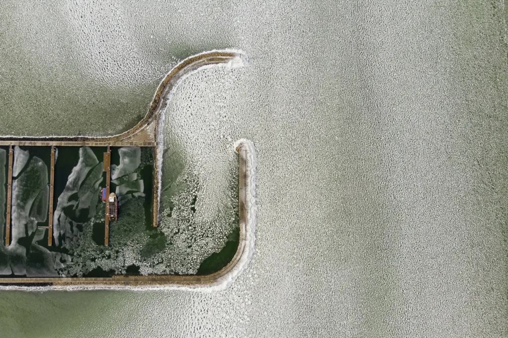 Kotviště jachet sevřené ledovou krustou na vodní hladině jezera Balaton v Maďarsku