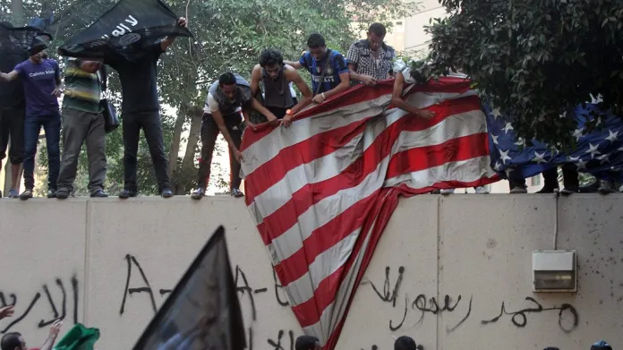 Na ambasádě v Káhiře ozbrojenci strhli a spálili americkou vlajku
