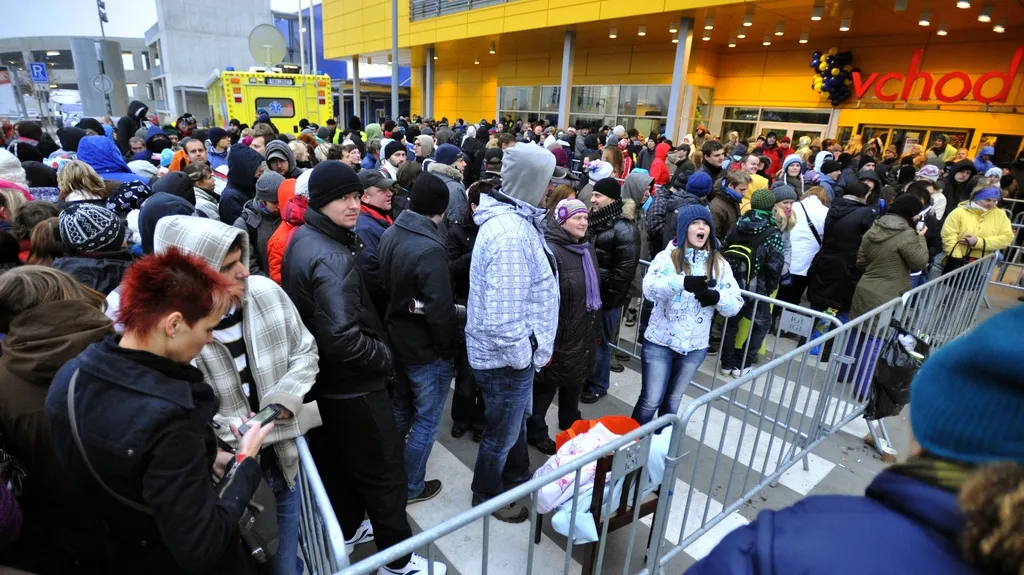 Lidé čekající před prodejnou IKEA na pražském Černém Mostě
