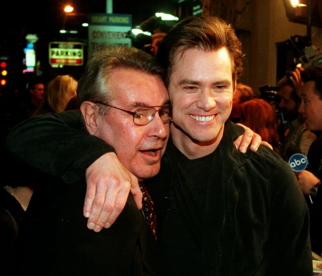 Muž na Měsíci (1999). Opět životopisný příběh. Jim Carrey se převtělil do provokativního komika Andyho Kaufmana. I mimo natáčecí plac prý vystupoval v různých alter egách své postavy