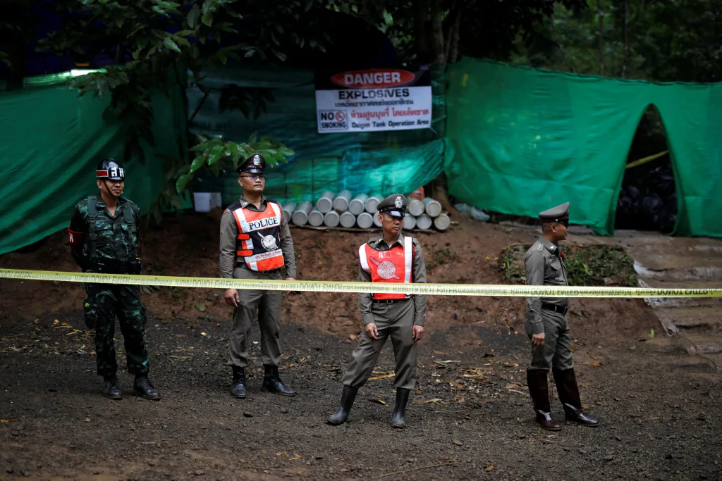 Thajská policie střeží vstup do jeskynního komplexu