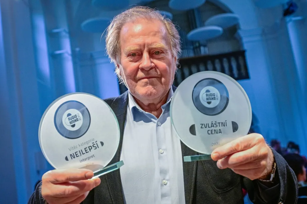 Jan Vlasák vítězstvím v této kategorii jen potvrdil dlouholeté mistrovství v oblasti audioknih, za nějž získal čestný titul Osobnost roku 2024