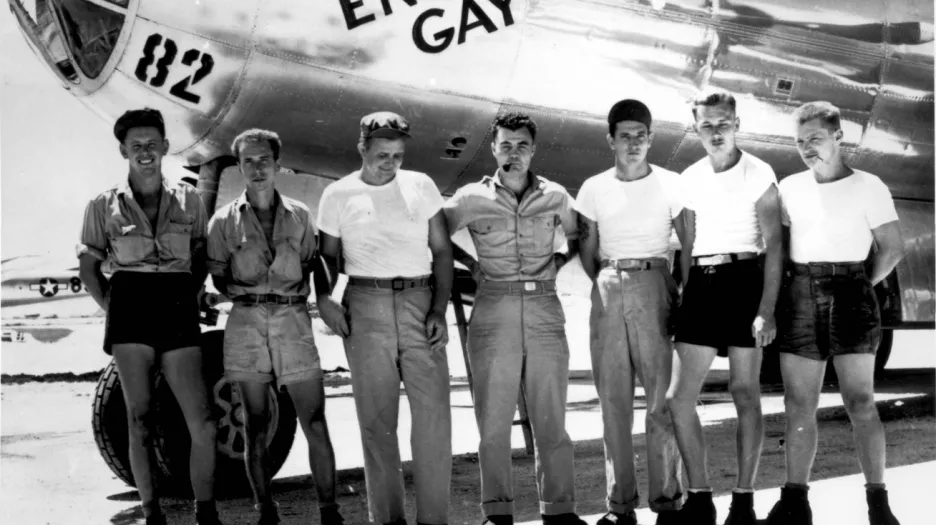 Posádka bombardéru Enola Gay, Paul Tibbets uprostřed