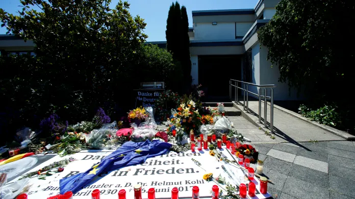 Květiny a svíčky před Kohlovým domem