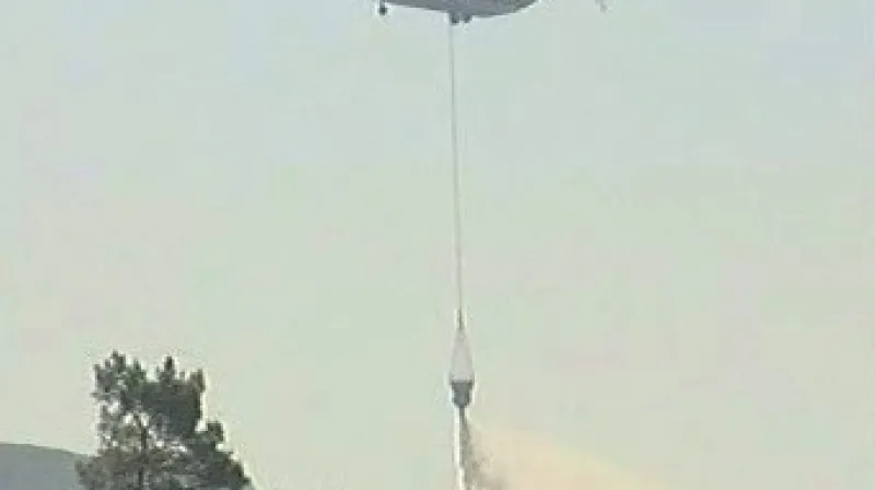 Helikoptéra hasí jeden z požárů na řeckém ostrově Rhodos.