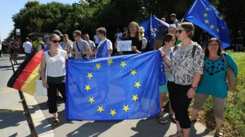 Příznivci Angely Merkelové na Evropské třídě