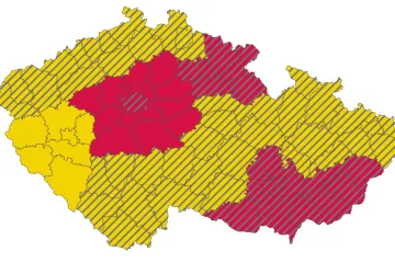 Ve třetím stupni rizika s červenou barvou je pět krajů. Za pátek přibylo zatím 4525 případů