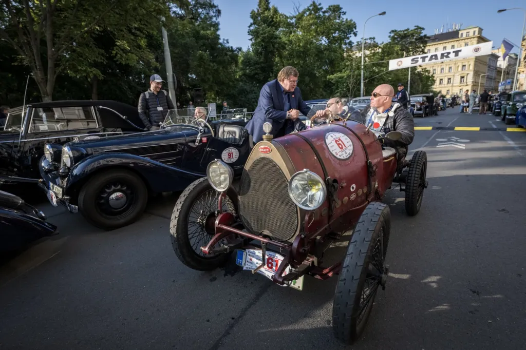 Na trať vyjelo i několik aut, která se účastnila původního rychlostního závodu ve 30. letech minulého století