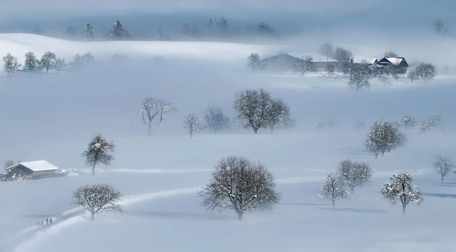 Sněhem pokrytá krajina u Menzingenu ve Švýcarsku