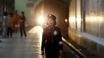 Pracovnice pchjongjangského metra při své službě ve stanici