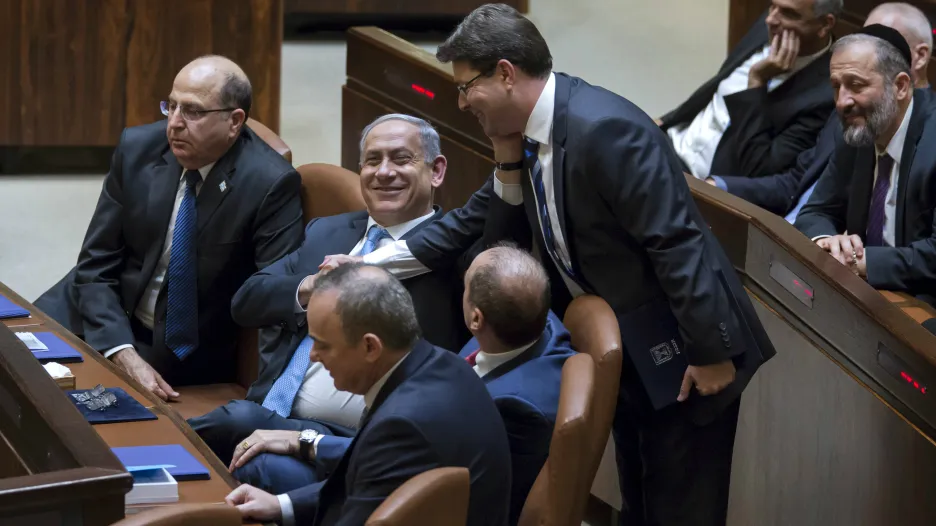 Netanjahu přijímá gratulace po získání důvěry
