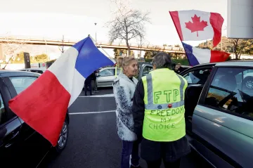 Pandemie ve světě: Rakousko ruší roušky při výuce, belgická policie blokuje konvoj protestujících