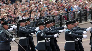Pochod při příležitosti oslav sto let RAF