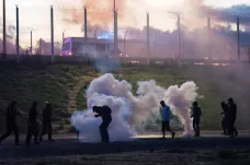 V Calais se střetli uprchlíci s policií. Tábor bude v pondělí evakuován