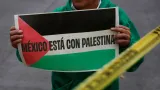 Propalestinský demonstrant drží transparent s nápisem „Mexiko je s Palestinou“. Foceno 6. října 2024