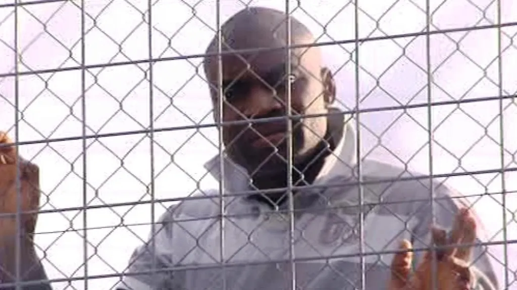 Africký imigrant čeká na deportaci