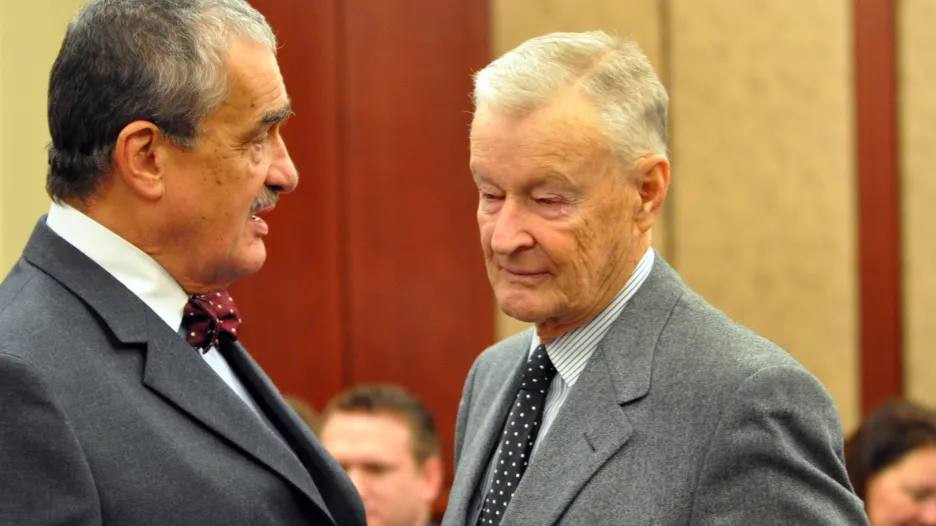 Politolog Zbigniew Brzezinski (vpravo) a bývalý český ministr zahraničí Karel Schwarzenberg na washingtonské konferenci  ke 20. výročí projevu tehdejšího československého prezidenta Václava Havla před americkými zákonodárci v roce 2010.