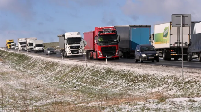 Kolona kamionů na silnici 46 mezi Šternberkem a Moravským Berounem