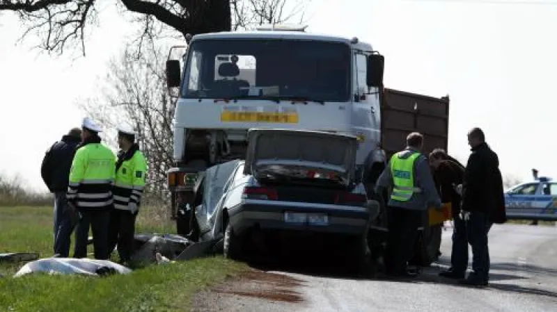 Čtyři mrtvé si vyžádala 19. dubna ráno nehoda nákladního a osobního vozu mezi obcemi Rokle a Vinaře na Chomutovsku. Po čelním střetu zahynula na místě čtyřčlenná posádka osobního automobilu Peugeot 309.