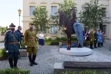 Masaryk je opět na koni. K výročí úmrtí prvního prezidenta odhalili v Hranicích jeho jezdeckou sochu