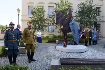 Masaryk je opět na koni. K výročí úmrtí prvního prezidenta odhalili v Hranicích jeho jezdeckou sochu