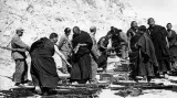 Na tomto snímku, pocházejícím ze 13. dubna 1959, odevzdávají tibetští rebelové své zbraně vojákům čínské armády