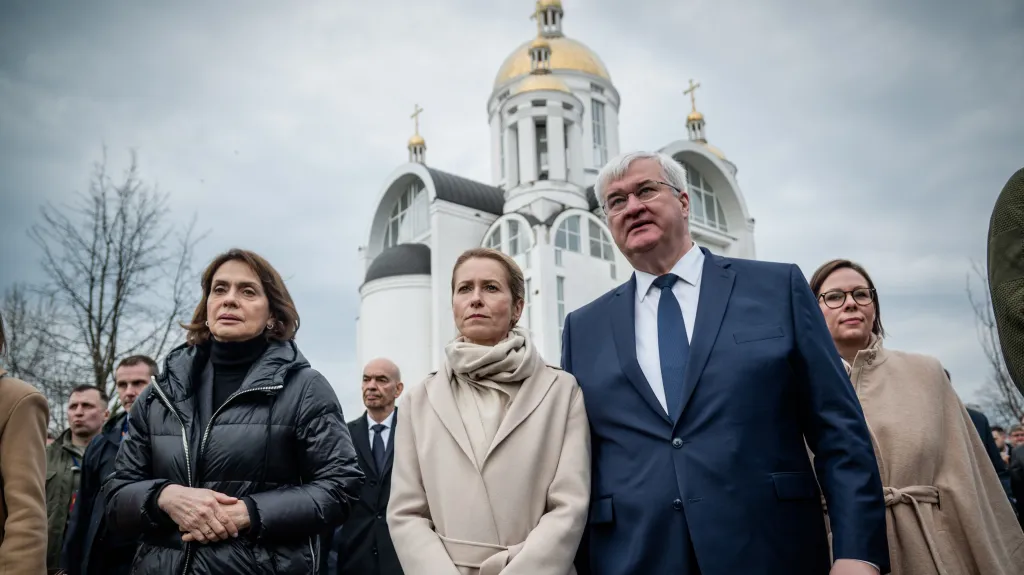 Šéfka diplomacie Evropské unie Kaja Kallasová, ukrajinský ministr zahraničí Andrij Sybiha a ministři zahraničí dalších zemí EU při ceremonii v Buči
