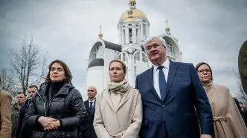 Šéfka diplomacie Evropské unie Kaja Kallasová, ukrajinský ministr zahraničí Andrij Sybiha a ministři zahraničí dalších zemí EU při ceremonii v Buči