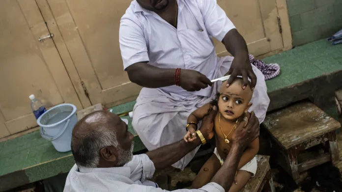 Holení hlav dětí, mužů, někdy i žen a následné potření kurkumovou pastou patří k rituálu, který křesťané přebrali od hinduistů