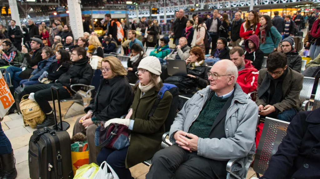 Lidé čekají na zpožděné vlaky na Paddingtonském nádraží v Londýně