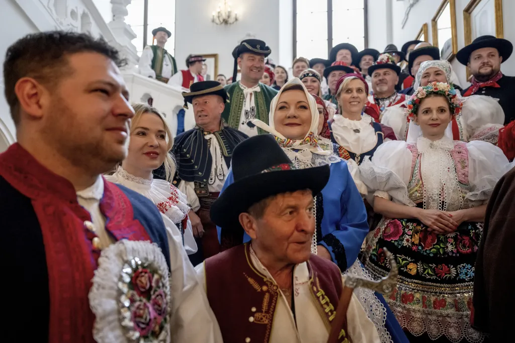 Kroj oblékli například i bývalá ministryně financí Alena Schillerová (ANO), předseda klubu SPD Radim Fiala nebo lidovec Jiří Horák, který ve svém kroji po volbách skládal i poslanecký slib