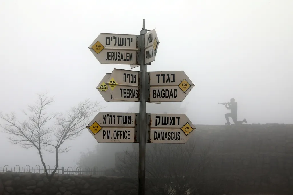 Směrové šipky se vzdálenostmi do různých měst na kopci Mount Bental, pozorovacím místě v Izraelem obsazených Golanských výšinách