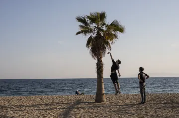 Řecko zahájí turistickou sezonu v polovině června, Španělsko zavádí roušky