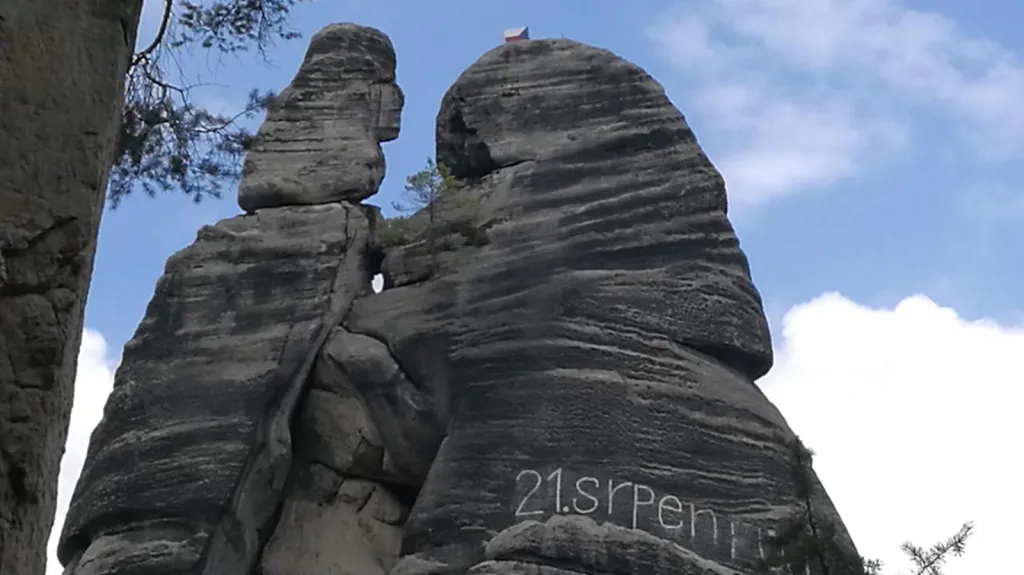 Ve skalách na Náchodsku někdo obnovil nápis proti okupaci